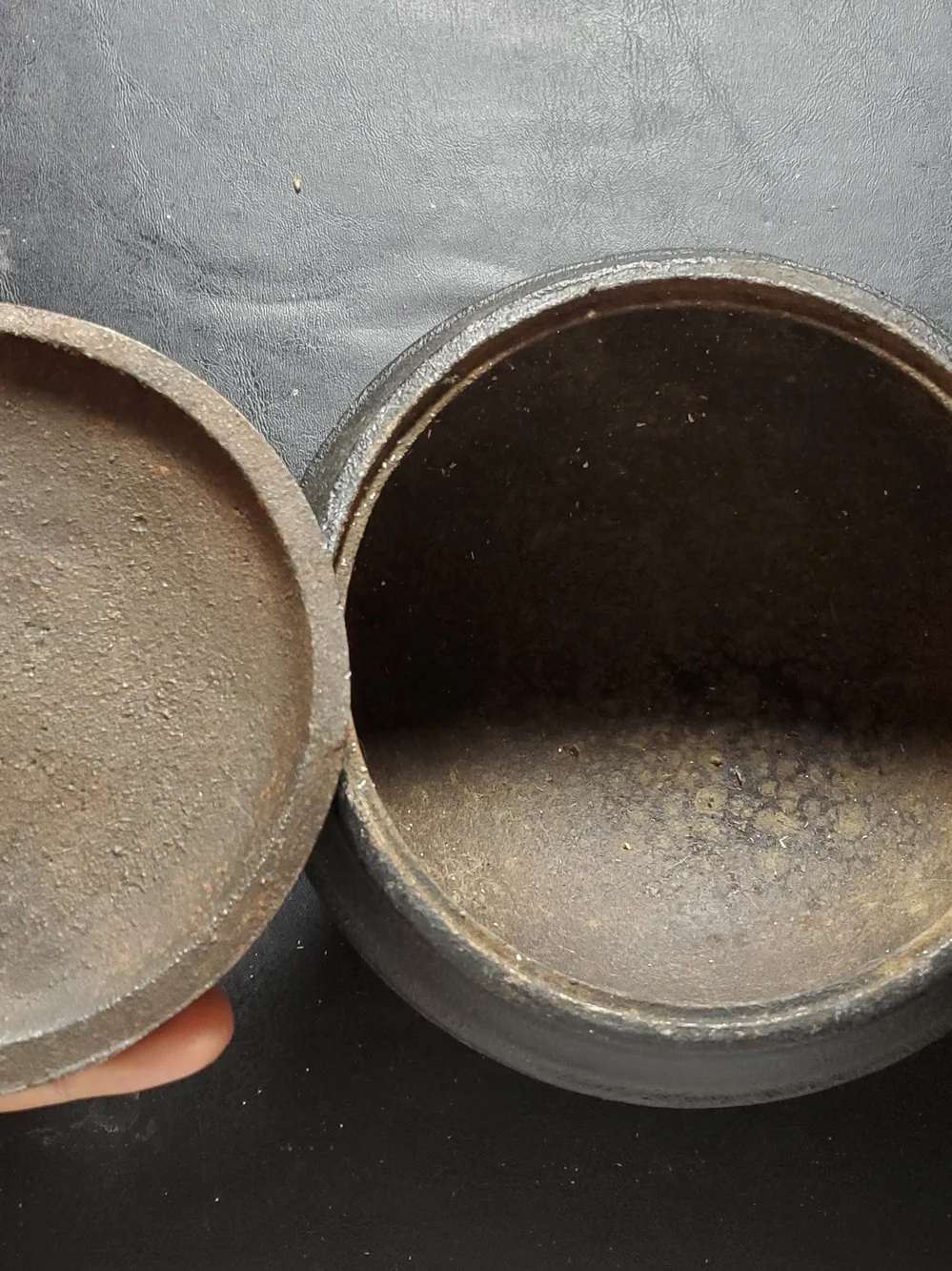 Cast Iron Tripod Pot with Lid - Black